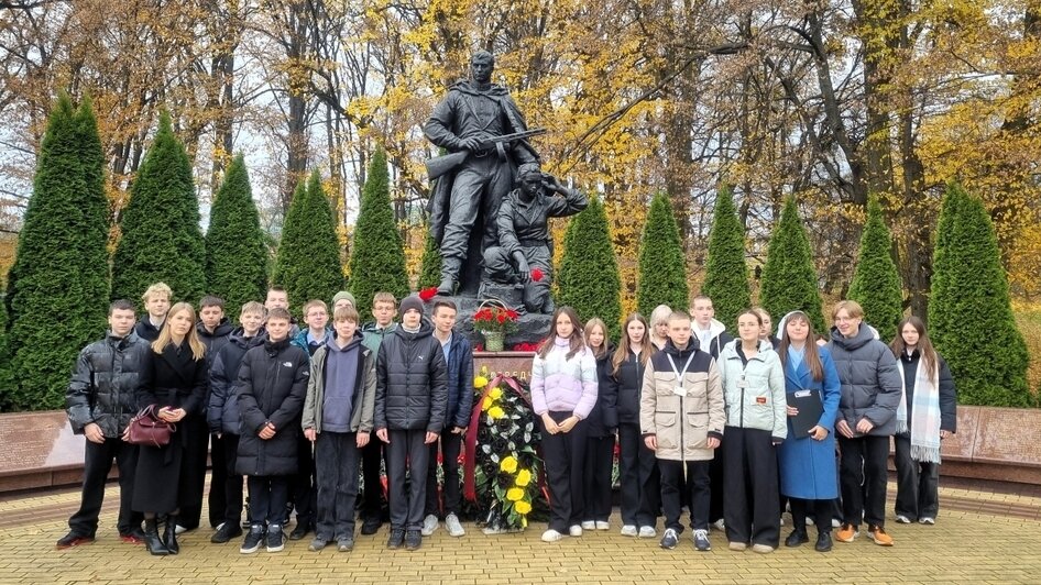 Калининград. Памятник-мемориал воинам-разведчикам. Ученики Калининградской СОШ № 47