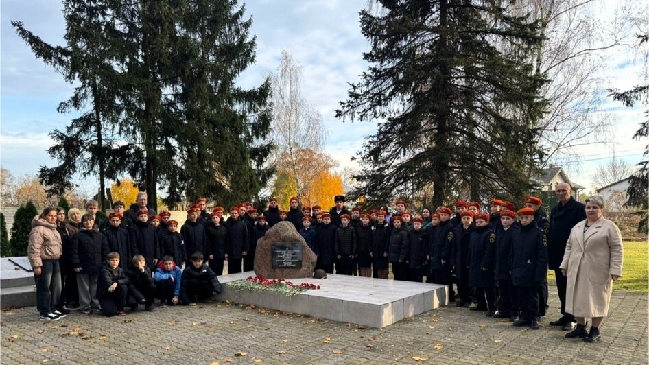 Светловский р-н, пос. Взморье. Памятник с именем Александра Евсеева на братской могиле в пос. Взморье. Ученики Светловской СОШ № 2