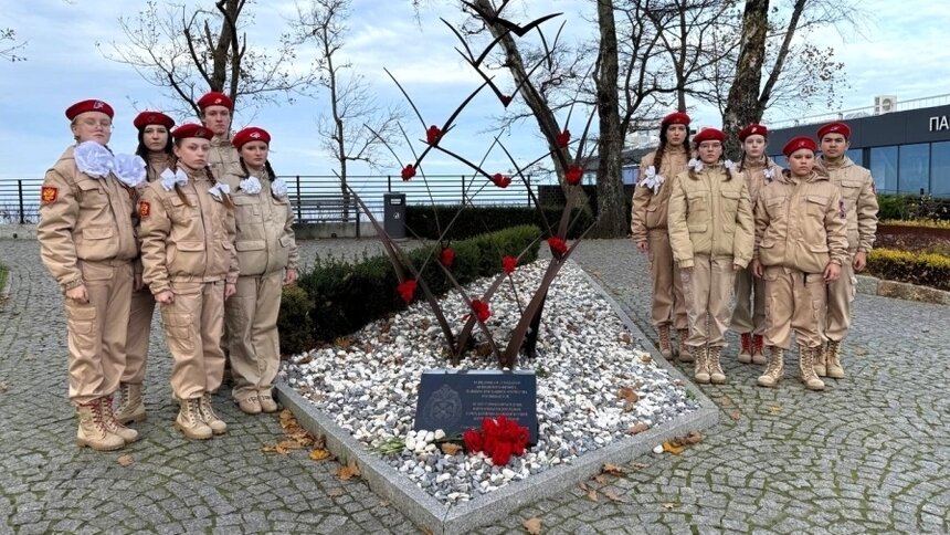 Светлогорск. Композиция и памятный камень «Разведчикам — солдатам Невидимого фронта, павшим при защите Отечества». Юнармейцы Светлогорской СОШ № 1