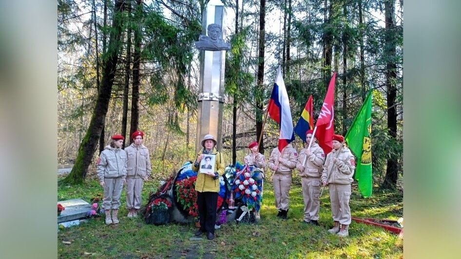 Славский р-н, пос. Большаково. Памятник заместителю командира разведгруппы «Джек» Николаю Шпакову. Ученики Славской СОШ