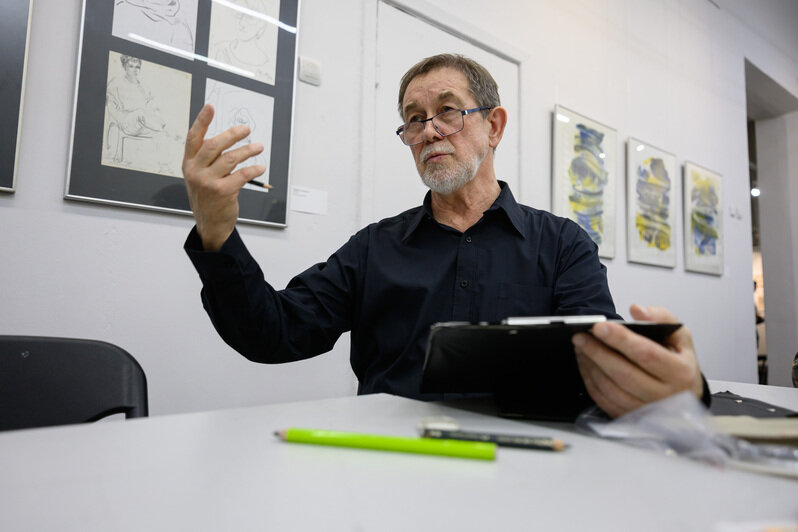 Художник признается, что всегда с интересом читает книгу отзывов после своих выставок. | Фото: Александр Мелехов