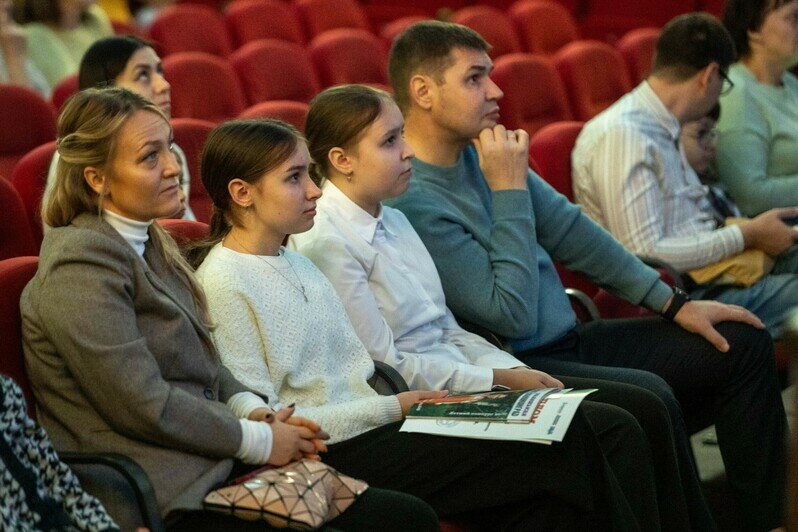 Ребята вместе с родителями и педагогами попали на эксклюзивный концерт.  | Фото: Александр Мелехов