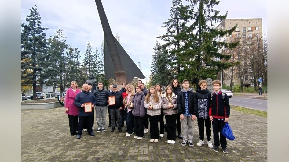 Калининград. Мемориальная плита с фамилией лейтенанта Шапкина Н. В. на памятнике-мемориале лётчикам дважды Краснознамённого Балтийского флота. Ученики СОШ № 43