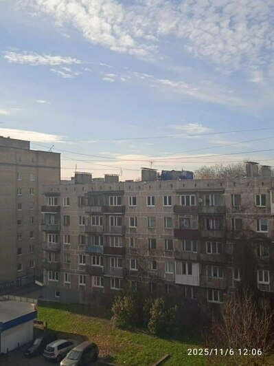 В Калининграде ремонтируют крышу пятиэтажки, едкий дым ест глаза и дурманит голову всей улице (фото)   - Новости Калининграда | Фото: Ирина