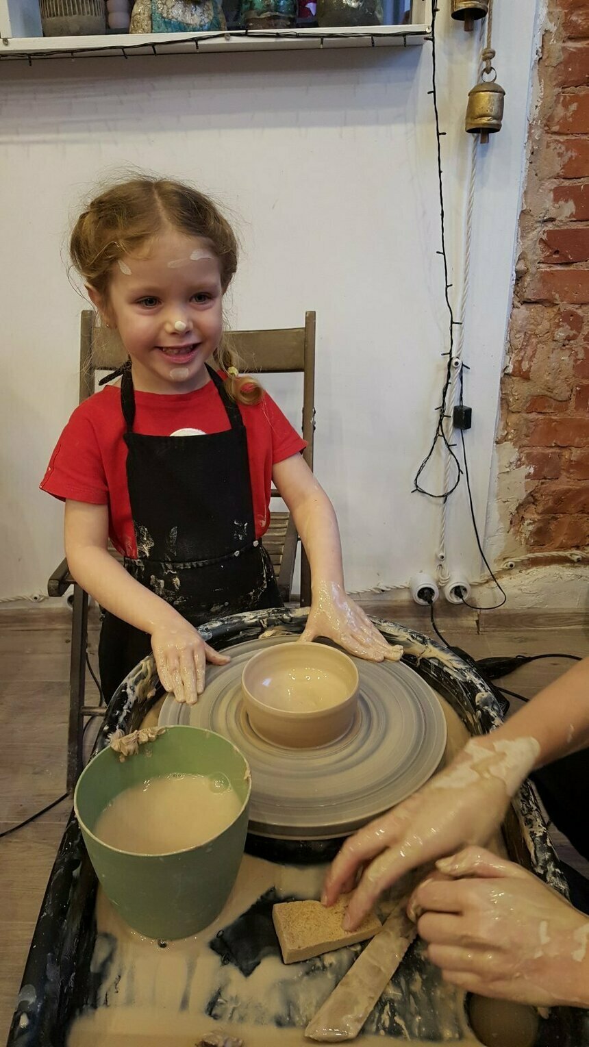 Алиса лепит из глины  разные вещи. | Фото: архив героя публикации