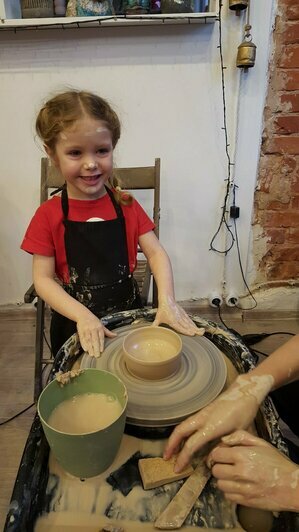 Калининградская второклассница сама делает посуду | Фото: из архива героя публикации