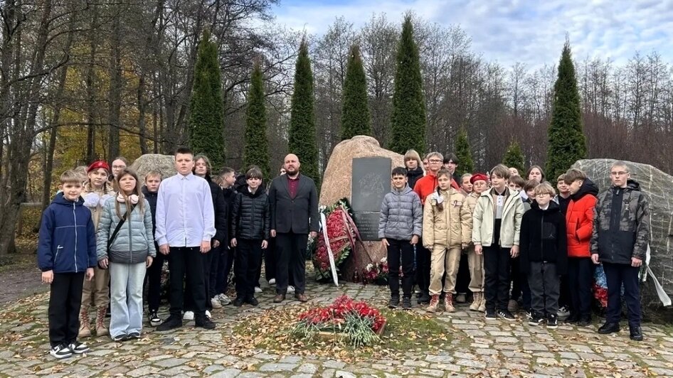 Зеленоградский р-н. Памятник советским мотоциклистам, спецназовцам и контрразведчикам, героически погибшим в феврале 1945 г. Ученики СОШ им. М. С. Любушкина Янтарного ГО