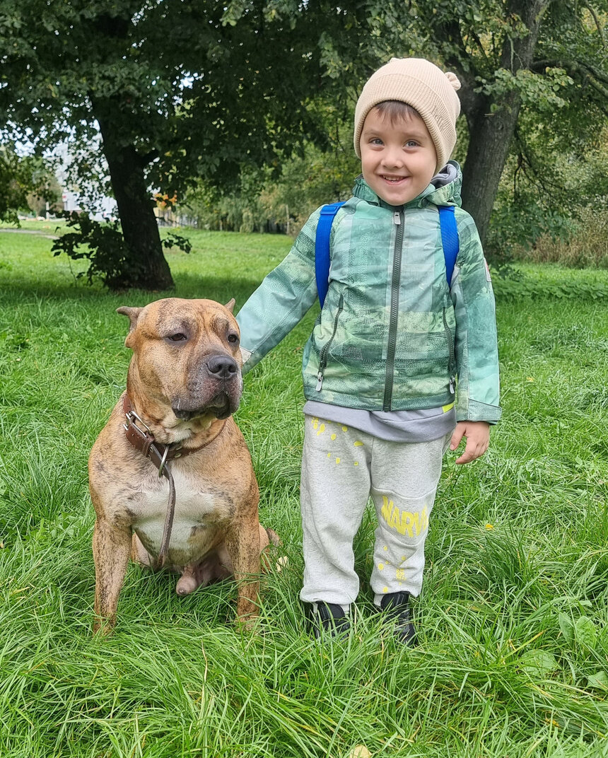 Леон со своим смелым  защитником. | Фото: архив героя публикации