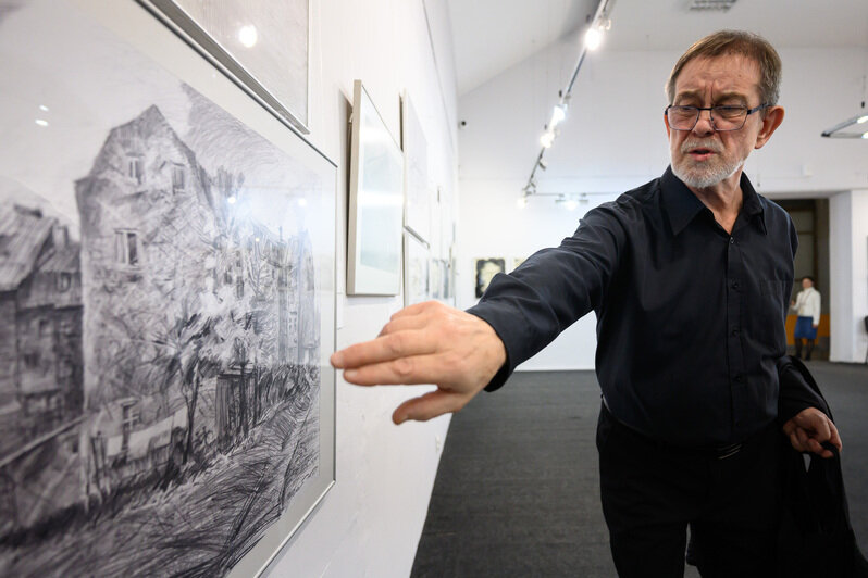 Художник признается, что всегда с интересом читает книгу отзывов после своих выставок. | Фото: Александр Мелехов