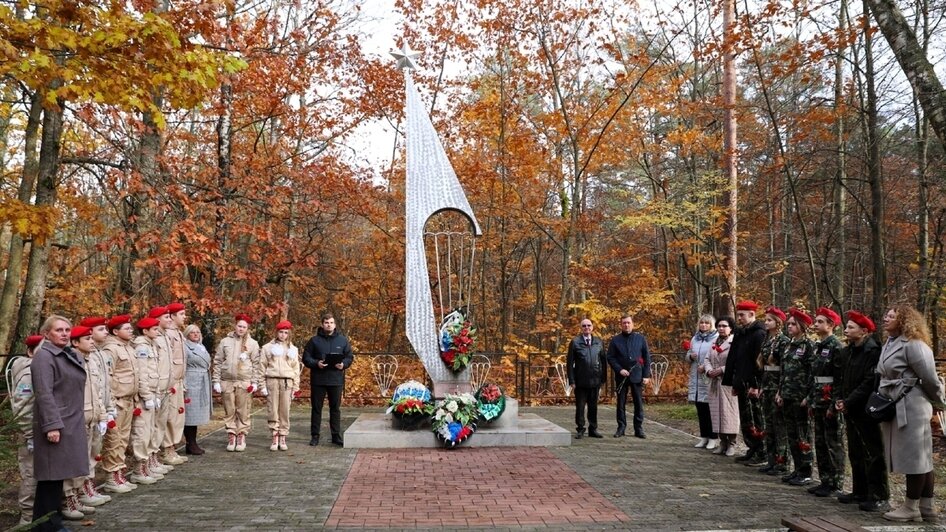 Советск. Памятник разведгруппе «Вол». Ученики гимназии № 1 и СОШ № 4 г. Советска