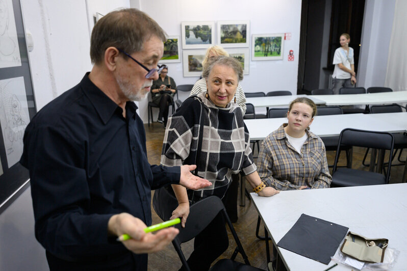 Художник признается, что всегда с интересом читает книгу отзывов после своих выставок. | Фото: Александр Мелехов