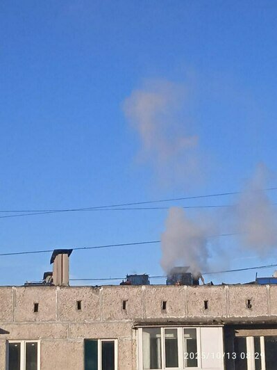 В Калининграде ремонтируют крышу пятиэтажки, едкий дым ест глаза и дурманит голову всей улице (фото)   - Новости Калининграда | Фото: Ирина