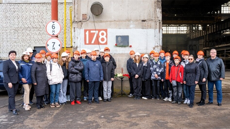 Калининград. Мемориальная доска гвардии красноармейцу Данилову М. Я. Ученики Мамоновской СОШ