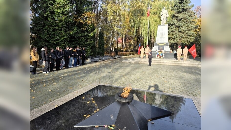 Зеленоградск. Памятник на братской могиле советских воинов, погибших при взятии города Кранца в феврале 1945 г. Ученики СОШ г. Зеленоградска