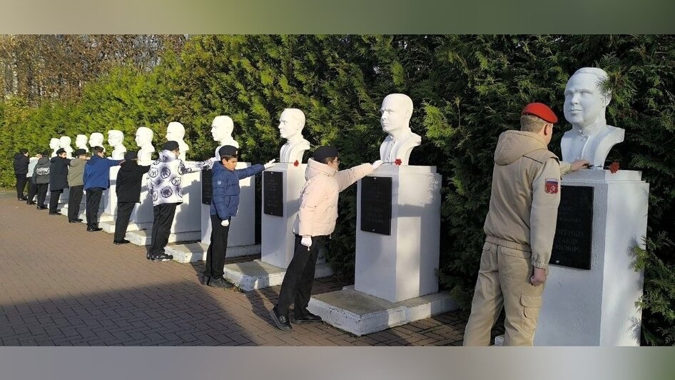 Калининград. 10 бюстов Героям Советского Союза на памятнике лётчикам разведывательной авиации Балтийского флота. Ученики СОШ пос. Переславское