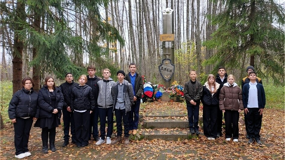 Славский р-н. Памятник командиру разведгруппы «Джек» Павлу Крылатых. Ученики Залесовской СОШ