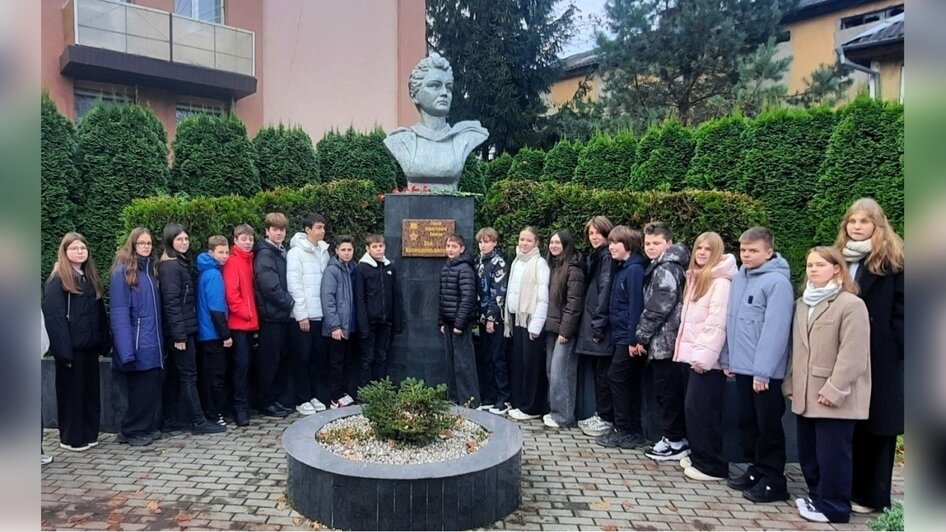 Гусев. Бюст Космодемьянской З. А. Ученики Гусевской СОШ № 5