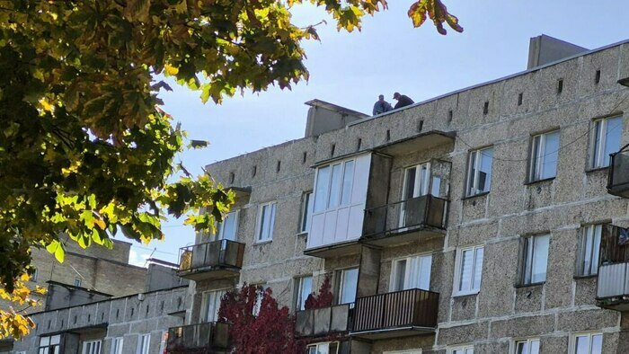 В Калининграде ремонтируют крышу пятиэтажки, едкий дым ест глаза и дурманит голову всей улице (фото)   - Новости Калининграда