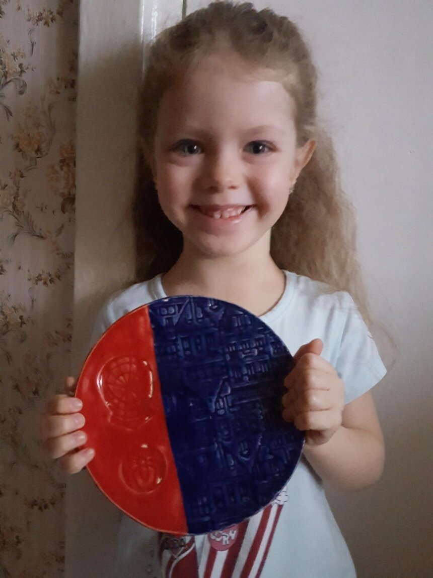 Алиса лепит из глины  разные вещи | Фото: из архива героя публикации