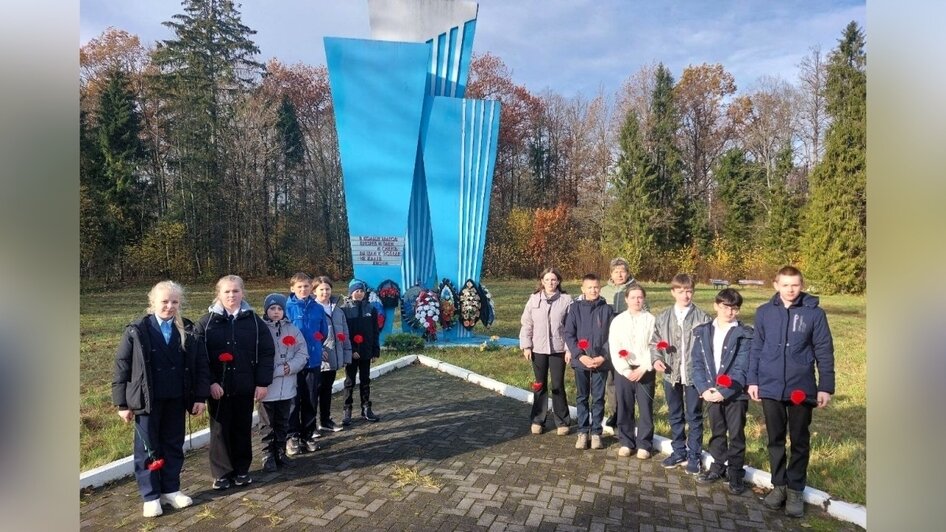 Славский р-н. Памятник советским разведчикам, действовавшим в тылу врага в годы Великой Отечественной войны 1941–1945 гг. Ученики Ясновской СОШ имени адмирала В. Г. Егорова