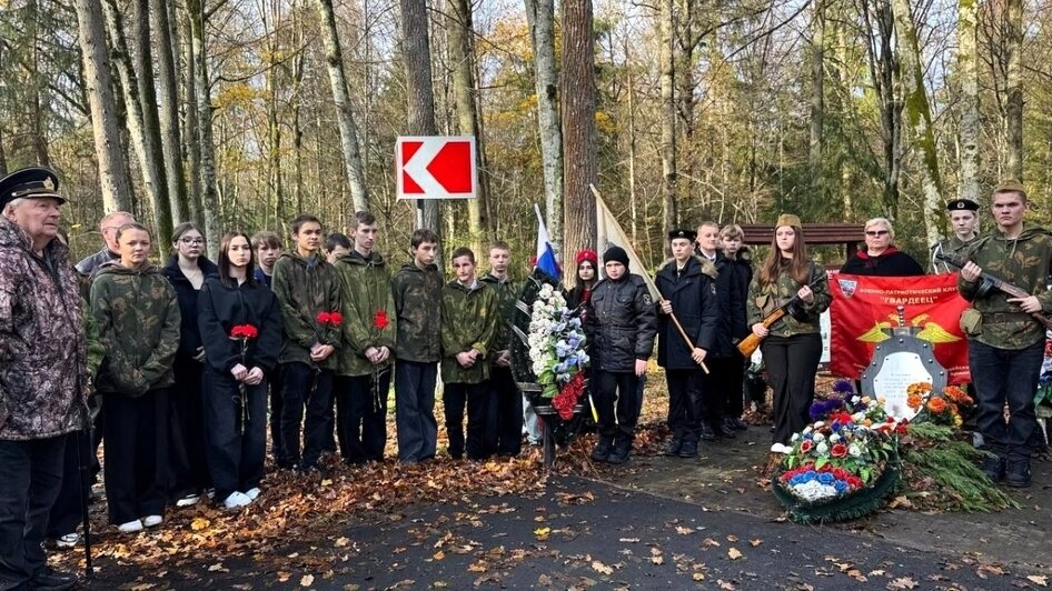 Полесский р-н, пос. Сосновка. Памятник Иосифу Зварыке, члену разведгруппы «Джек», зверски замученному врагами. Ученики Сосновской ООШ