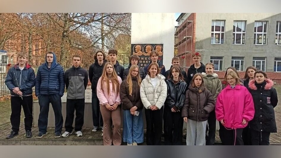 Черняховск. Памятная стела в честь советских разведчиков, погибших в районе г. Инстербурга. Ученики лицея №7 г. Черняховска