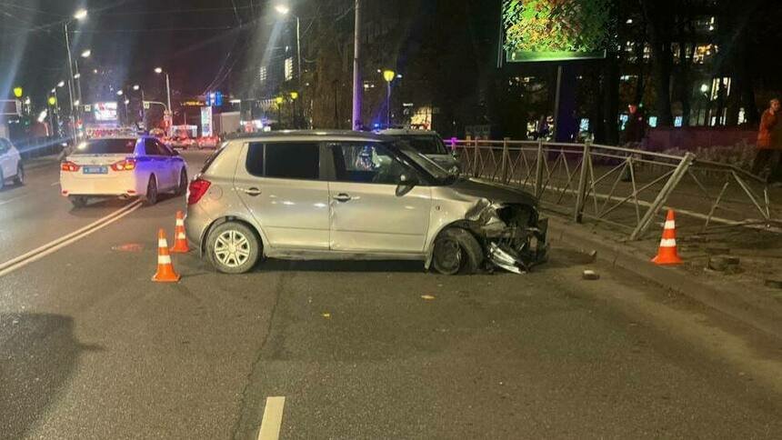 У Центрального рынка калининградка на Škoda снесла металлический забор, пострадал ребёнок - Новости Калининграда | Фото: Госавтоинспекция Калининградской области