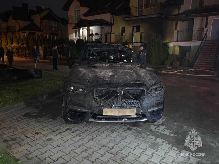 На цокольном этаже таунхауса на Андреевской загорелась легковушка, пожарные успели вынести из огня собаку (фото) - Новости Калининграда | Фото: МЧС Калининградской области 