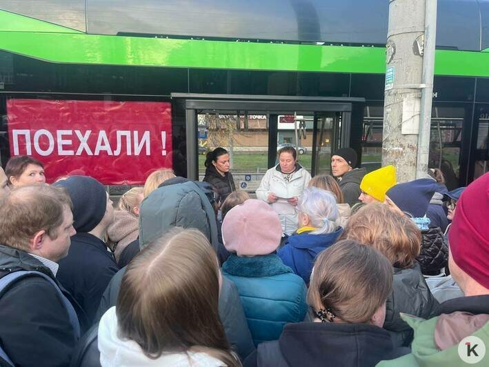 В Калининграде устроили юбилейный рейс троллейбуса, но кататься пришлось в битком набитом душном салоне (фото) - Новости Калининграда | Фото: Александр Подгорчук / «Клопс»