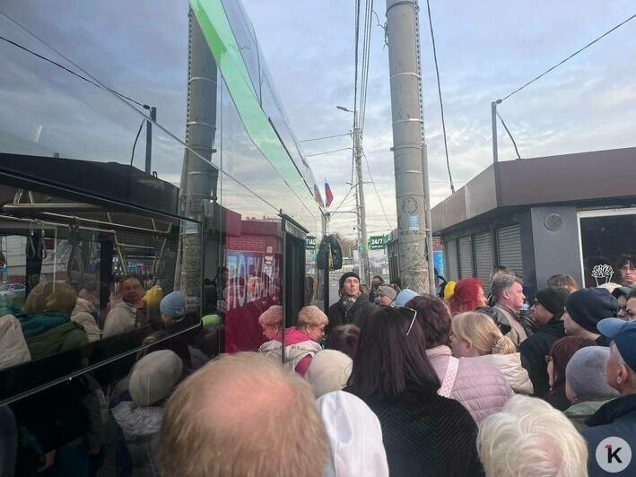 В Калининграде устроили юбилейный рейс троллейбуса, но кататься пришлось в битком набитом душном салоне (фото) - Новости Калининграда | Фото: Александр Подгорчук / «Клопс»