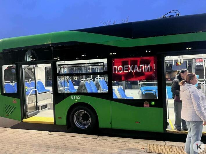 В Калининграде устроили юбилейный рейс троллейбуса, но кататься пришлось в битком набитом душном салоне (фото) - Новости Калининграда | Фото: «Клопс»