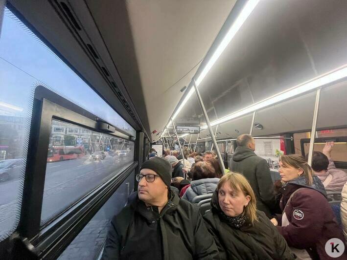 В Калининграде устроили юбилейный рейс троллейбуса, но кататься пришлось в битком набитом душном салоне (фото) - Новости Калининграда | Фото: Александр Подгорчук / «Клопс»