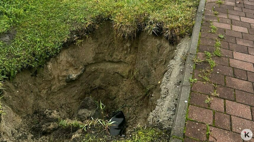 Рядом со стадионом на Острове зияет ничем не огороженная двухметровая яма (фото) - Новости Калининграда | Фото читателя