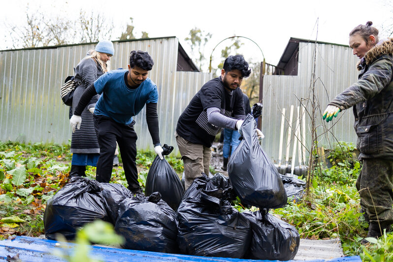Студенты-иностранцы выучили слово «волонтёр» и помогли собакам из приюта в Талпаках (фоторепортаж)  - Новости Калининграда | Фото: Александр Подгорчук / «Клопс»
