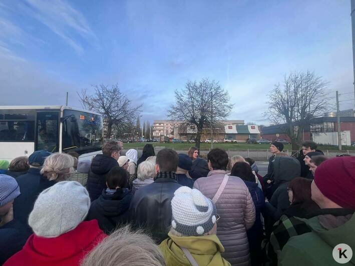 В Калининграде устроили юбилейный рейс троллейбуса, но кататься пришлось в битком набитом душном салоне (фото) - Новости Калининграда | Фото: Александр Подгорчук / «Клопс»