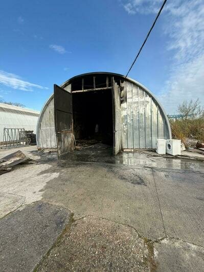 Следователи выясняют обстоятельства гибели мужчины при пожаре в ангаре на Двинской - Новости Калининграда | Фото: региональный СКР