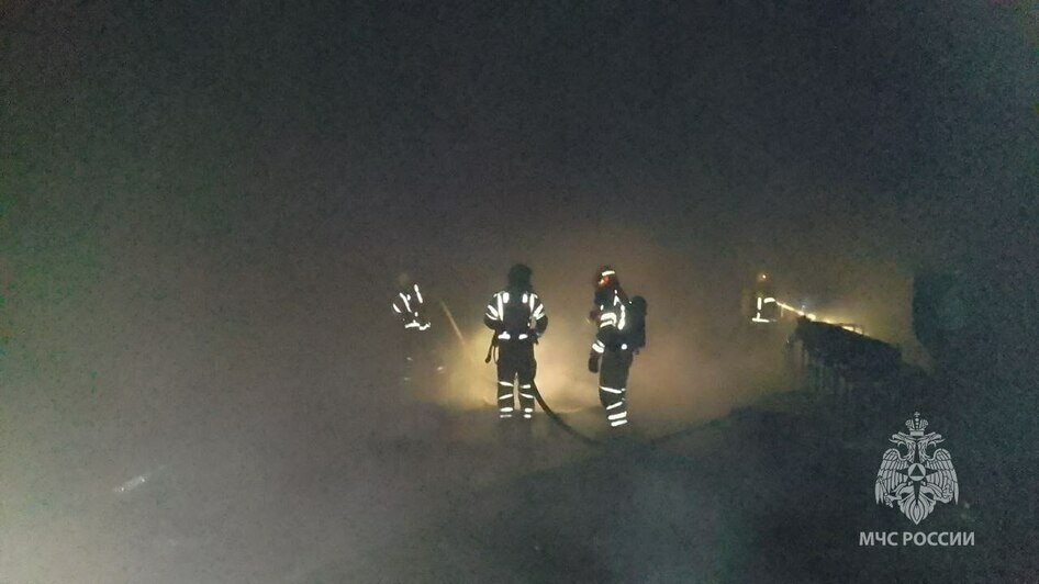 В ангаре на Двинской вспыхнули авто, станок и пластиковые трубы, в пожаре погиб мужчина - Новости Калининграда | Фото: МЧС региона