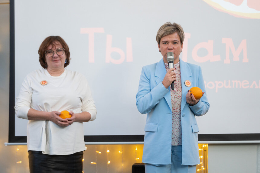 Елена Радзывилюк и Людмила Помогаева открыли благотворительный марафон. Его символ - апельсин | Фото: Александр Мелехов 
