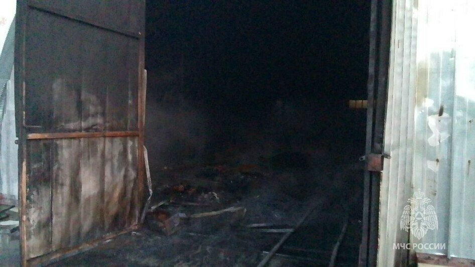 В ангаре на Двинской вспыхнули авто, станок и пластиковые трубы, в пожаре погиб мужчина - Новости Калининграда | Фото: МЧС региона