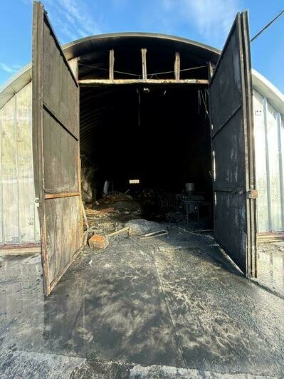 Следователи выясняют обстоятельства гибели мужчины при пожаре в ангаре на Двинской - Новости Калининграда | Фото: региональный СКР