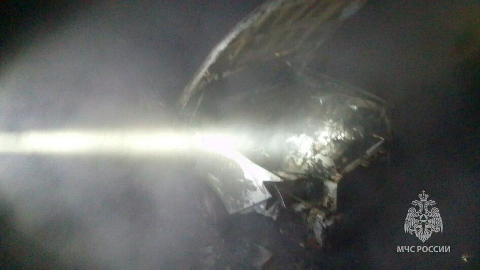 В ангаре на Двинской вспыхнули авто, станок и пластиковые трубы, в пожаре погиб мужчина - Новости Калининграда | Фото: МЧС региона