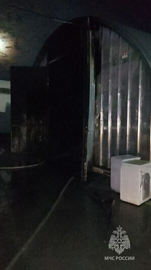 В ангаре на Двинской вспыхнули авто, станок и пластиковые трубы, в пожаре погиб мужчина - Новости Калининграда | Фото: МЧС региона