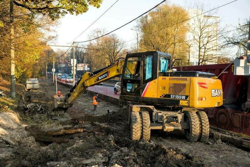 Беспрозванных и Дятлова посмотрели, как меняют трамвайные рельсы на проспекте Мира   - Новости Калининграда | Фото: телеграм-канал Алексея Беспрозванных