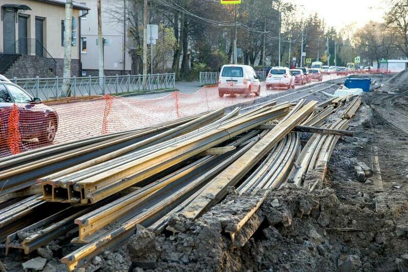 Беспрозванных и Дятлова посмотрели, как меняют трамвайные рельсы на проспекте Мира   - Новости Калининграда | Фото: телеграм-канал Алексея Беспрозванных