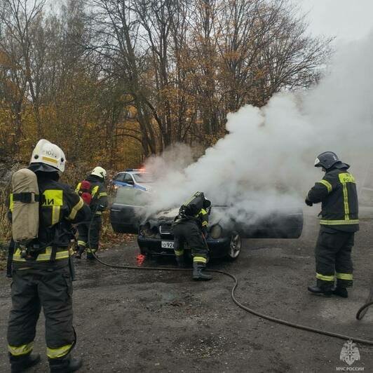 На Балтийском шоссе из-за неисправности электрооборудования загорелся автомобиль (фото) - Новости Калининграда | Фото: ГУ МЧС по Калининградской области