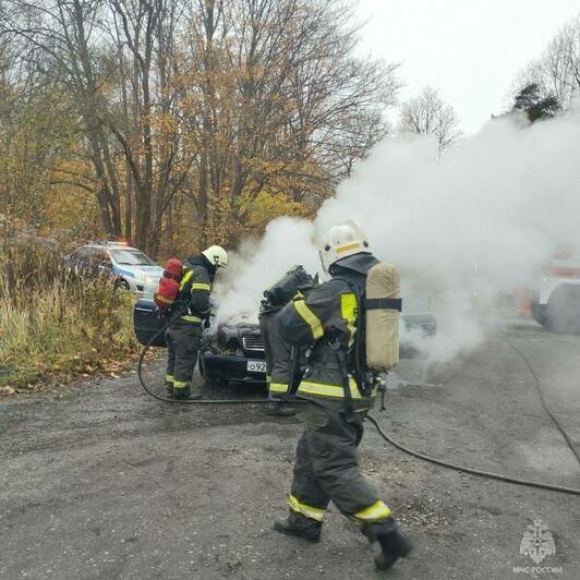 На Балтийском шоссе из-за неисправности электрооборудования загорелся автомобиль (фото) - Новости Калининграда | Фото: ГУ МЧС по Калининградской области