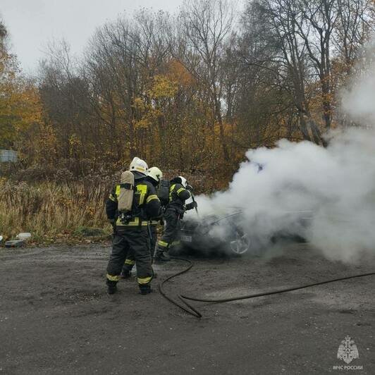 На Балтийском шоссе из-за неисправности электрооборудования загорелся автомобиль (фото) - Новости Калининграда | Фото: ГУ МЧС по Калининградской области