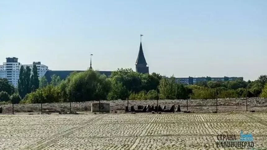 Пока территория на месте снесенного Дома советов пустует. | Фото: архив «СК»