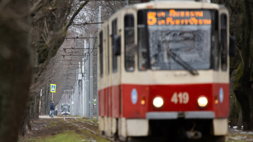Калининградцам пообещали, что уже в этом году трамвай «пятёрка» будет ходить шустрее - Новости Калининграда | Фото: Александр Подгорчук / Архив «Клопс»