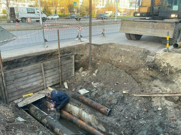 На Зарайской прорвало теплотрассу, калининградцев просят не переживать за перерытый асфальт - Новости Калининграда | Фото: МП «Калининградтеплосеть»